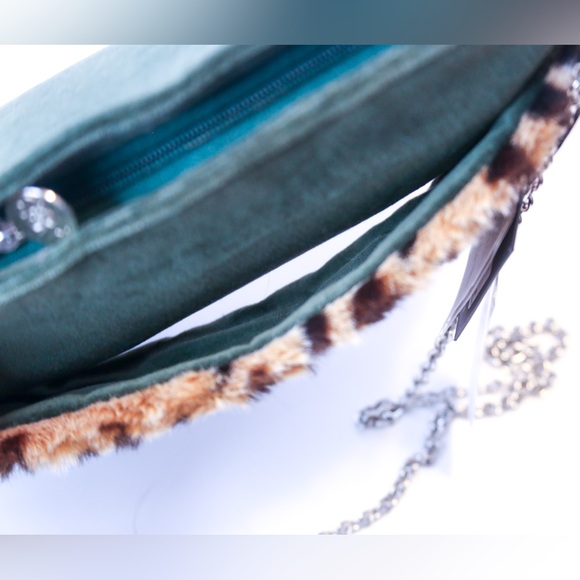 America & Beyond Green Leopard Faux Fur Crossbody Clutch Chain Strap NWT - Picture 15 of 16